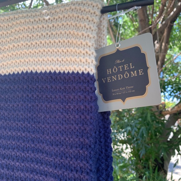 Hotel Vendome Bedding Nwt Hotel Vendomr Knitted Throw In Blue And